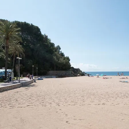 Апартаменти Seahomes Vacations - Seafront Fenals & Pkg