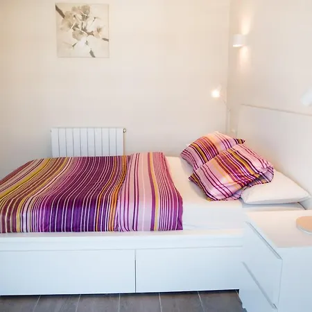 Seahomes Vacations - Seafront Fenals & Pkg Apartment