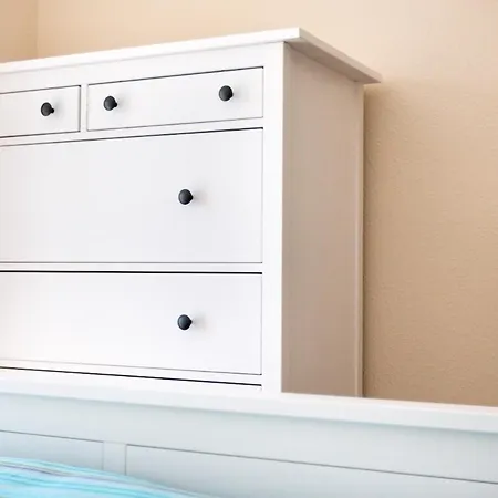 Seahomes Vacations - Seafront Fenals & Pkg Apartment