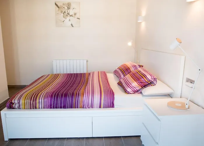 Seahomes Vacations - Seafront Fenals & Pkg Apartment