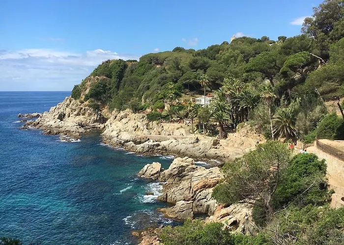 Seahomes Vacations - Seafront Fenals & Pkg Appartement *