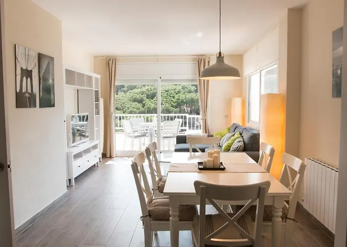 Seahomes Vacations - Seafront Fenals & Pkg *