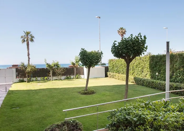 Seahomes Vacations - Seafront Fenals & Pkg *